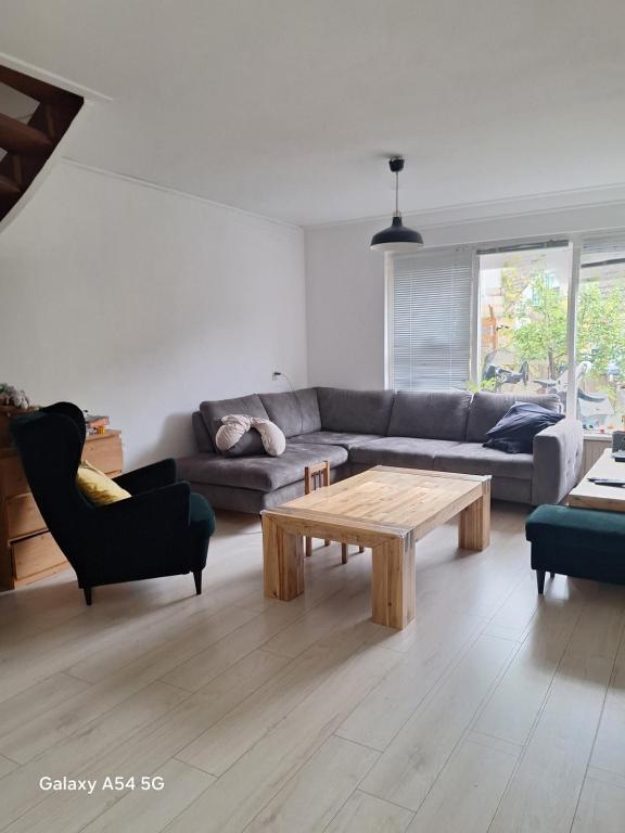 Una sala de estar con un sofá y una mesa de café. en Large family house in Tanthof, Delft, en Delft