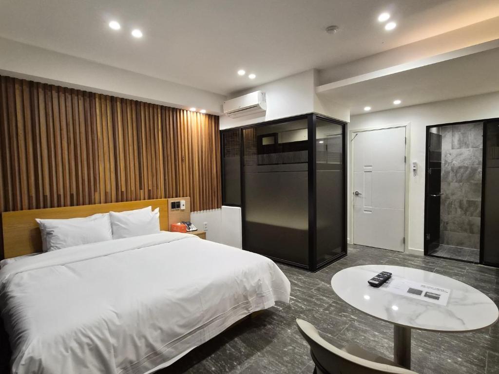 Ліжко або ліжка в номері Haeundae HaeRium Hotel