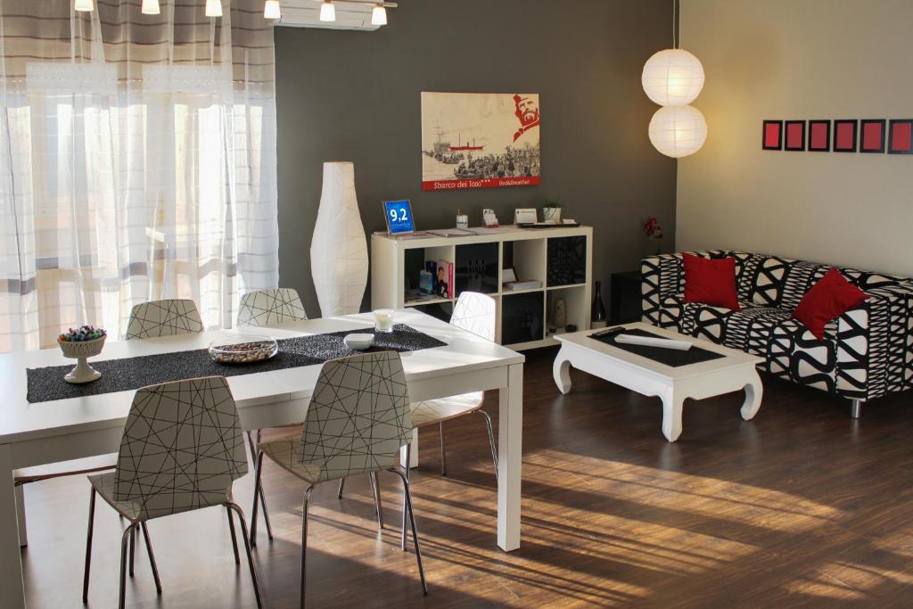 a living room with a table and chairs and a couch at B&B Sbarco dei 1000 in Marsala