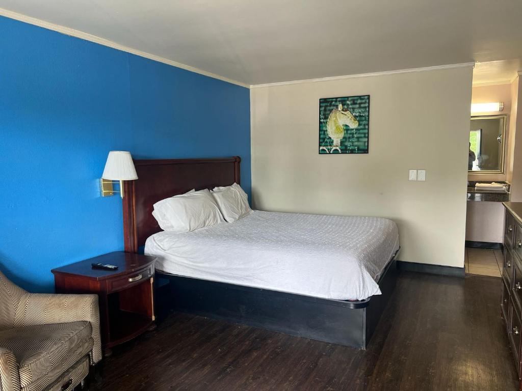 Postel nebo postele na pokoji v ubytování Capitol Inn by Belvilla Richmond Airport VA