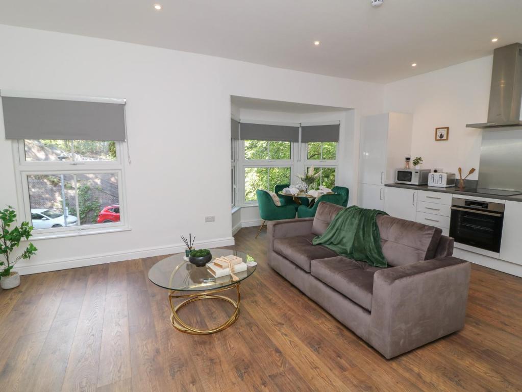 un salon avec un canapé et une table dans l'établissement Three, à Peterborough