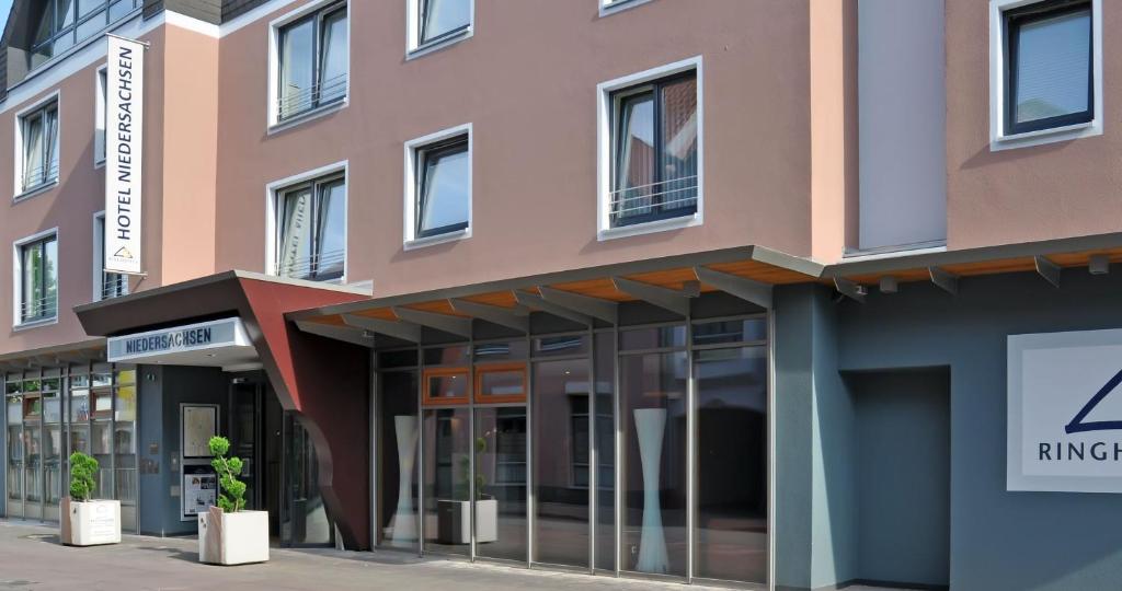 een weergave van de voorkant van een gebouw bij Ringhotel Niedersachsen in Höxter