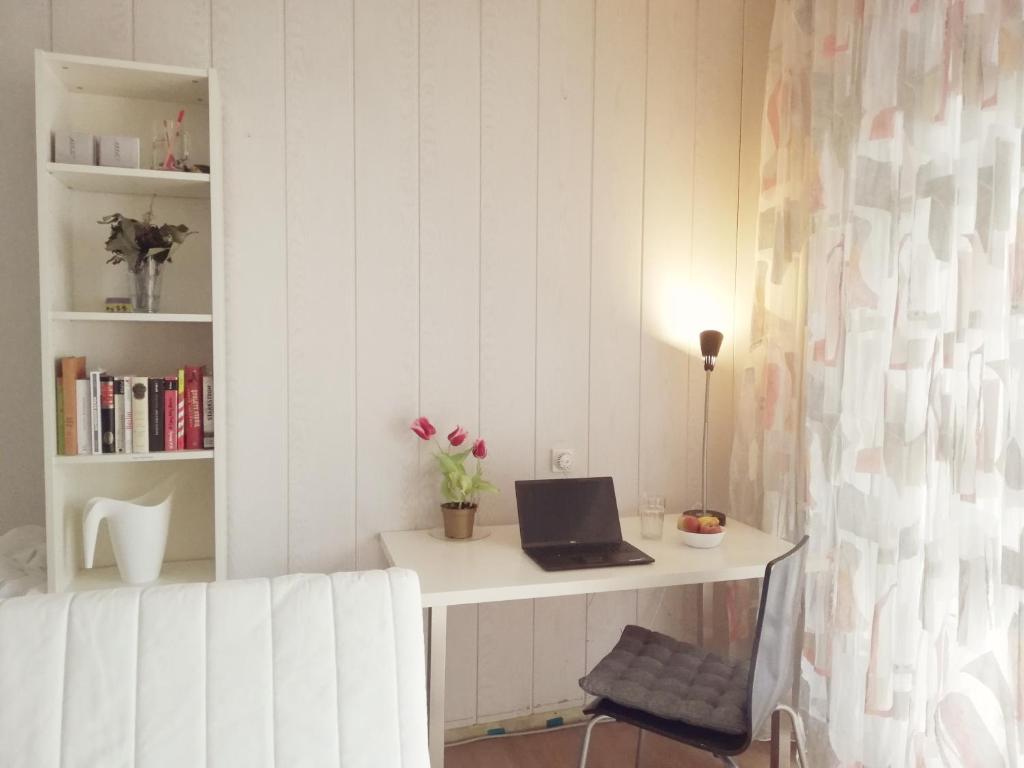 a room with a desk with a laptop on it at Dein Zimmer bei der Spree in Berlin