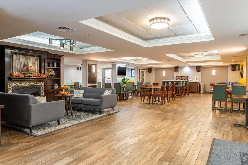 a lobby with couches and chairs and tables at Hampton Inn Portsmouth Central in Portsmouth