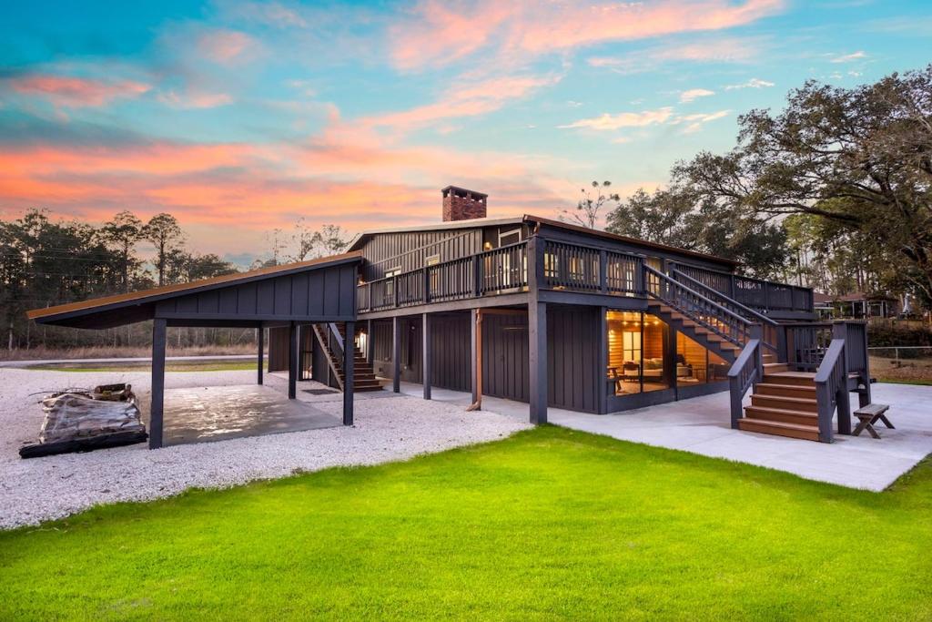 una casa grande con una escalera en un patio en Group Retreat Fairhope, en Fairhope