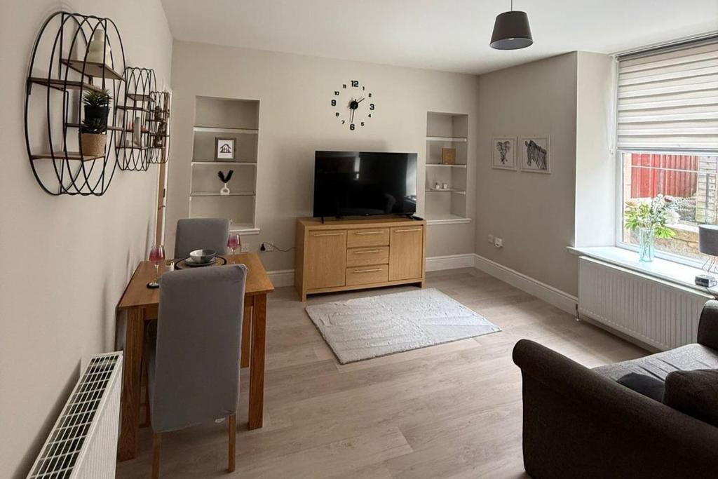 Телевизор и/или развлекательный центр в 1 Bed Flat - Sleeps 2 - Parking - Wifi