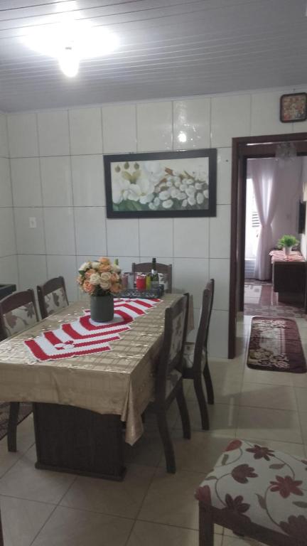 a dining room table with chairs and a table sidx sidx sidx sidx at Alberto in Governador Celso Ramos