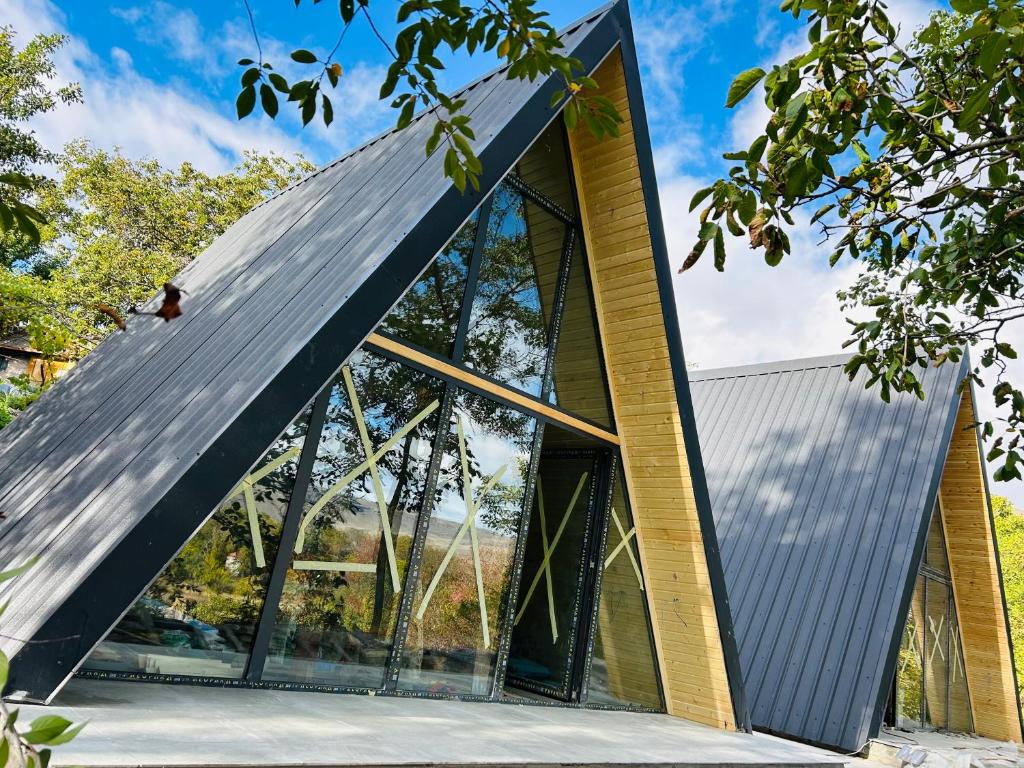 Budova, kde se chata nachází