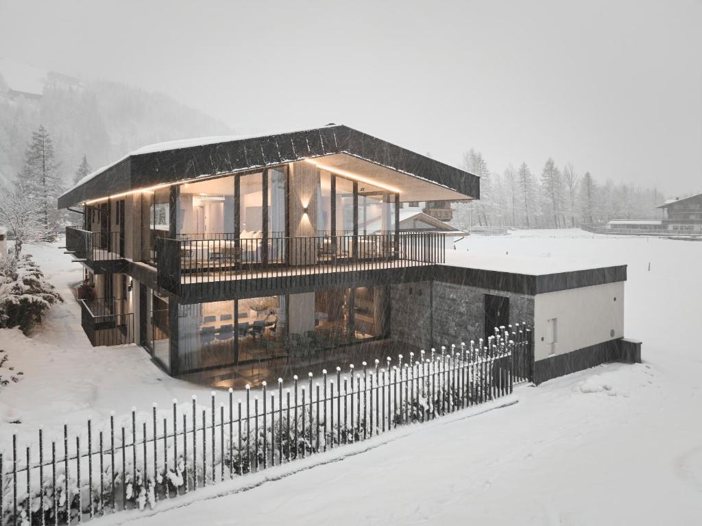 ゼルデンにあるChalet White Pearl inklusive Spa- Areaの雪の家