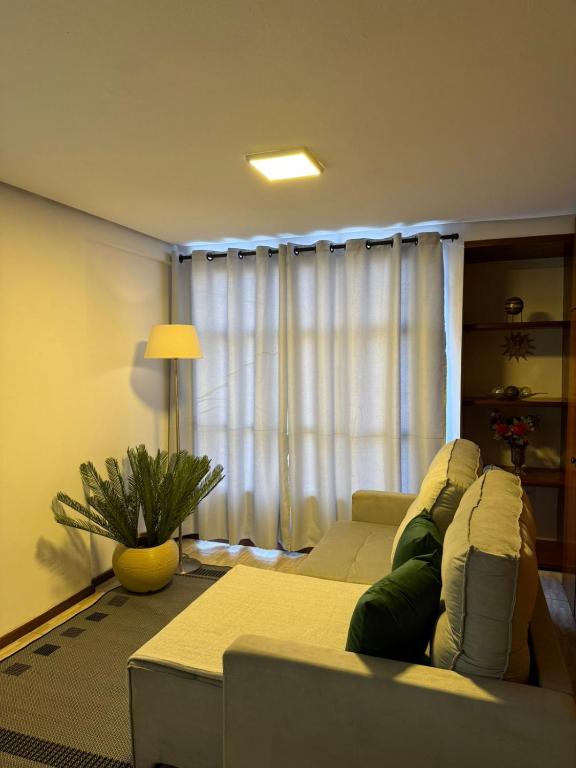 un salon avec un canapé et une fenêtre dans l'établissement Apart Pierbal Estilo, à Franca