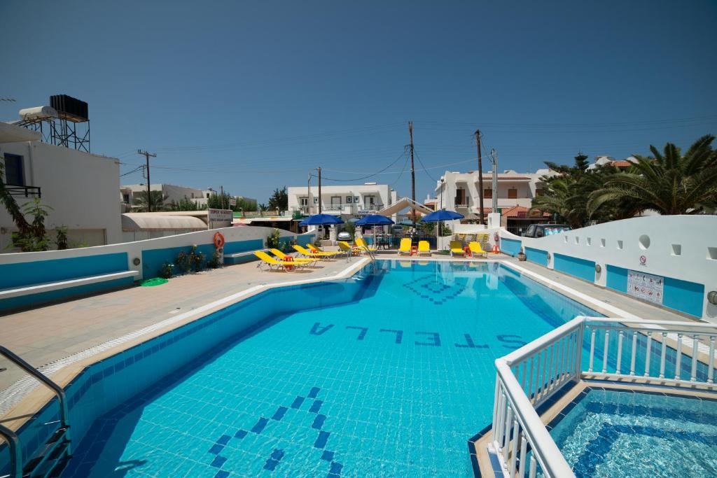 Villa Stella Apartments by Estia tesisinde veya buraya yakın yüzme havuzu