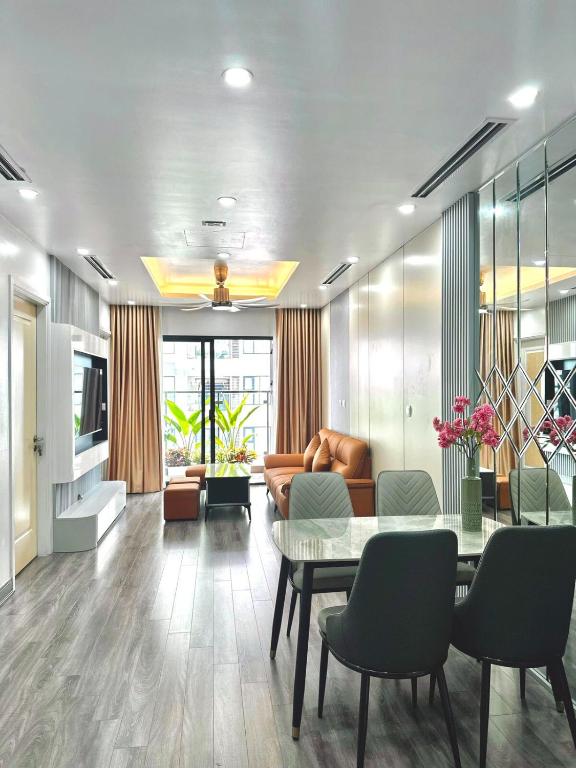 un salon avec une table et un canapé dans l'établissement Viola Imperia Apart Charming Luxury 2Brs SwimPool, à Hanoï