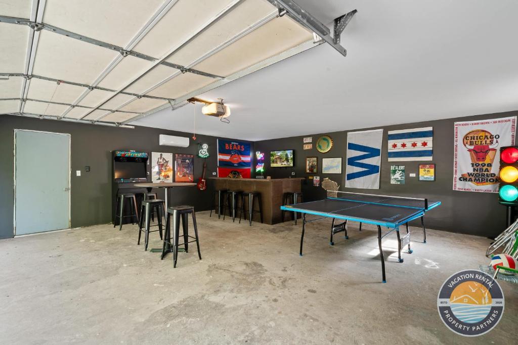 een tafeltennistafel in een kamer met een bar bij Peaceful Lake Como Retreat in Lake Como