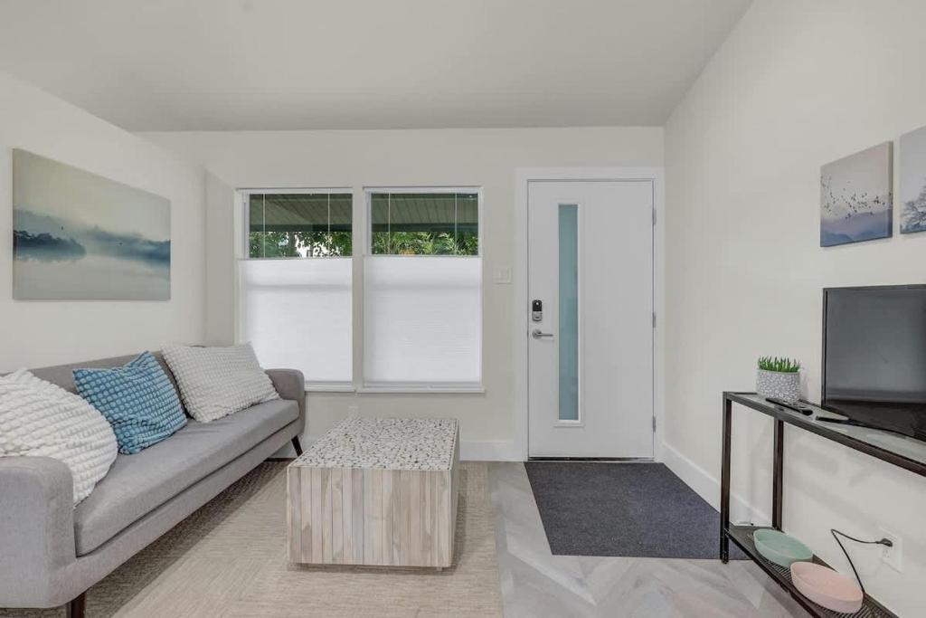 ein Wohnzimmer mit einer Couch und einem Couchtisch in der Unterkunft Cozy studio in quiet area - Yard in Austin
