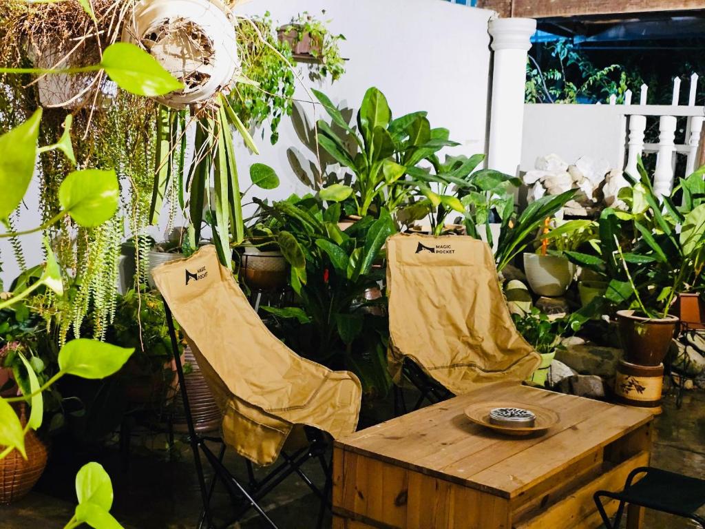 a table and chairs in a garden with plants at Guesthouse 20 in Banting