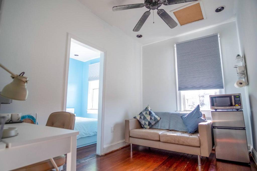 Et opholdsområde på Entire Spacious Guest Unit @JHU (w Private Bath)