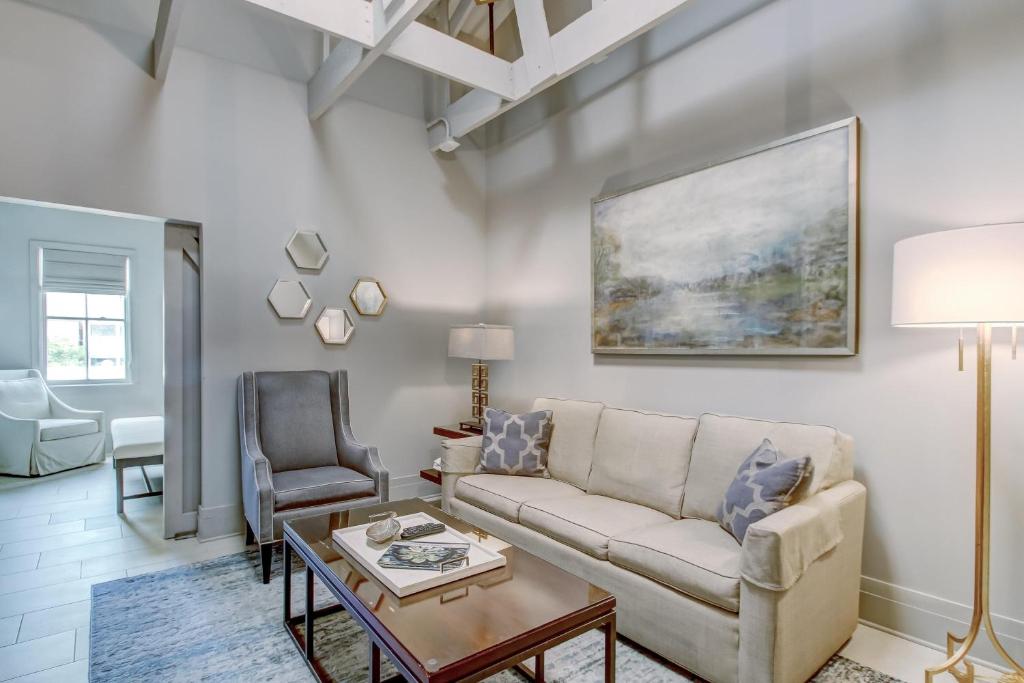 una sala de estar con un sofá y una mesa en Parker's Collection Unit 6, en Savannah