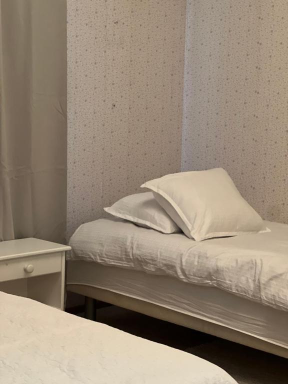 un lit avec deux oreillers dessus dans une chambre dans l'établissement Casa Peipponen, à Kuopio