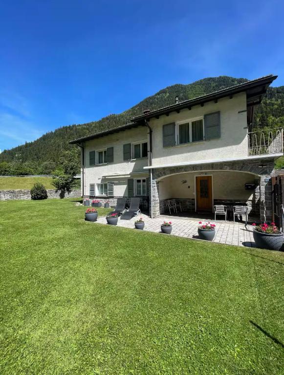 a large white house with a lawn in front of it at Casa Angelica in Quinto