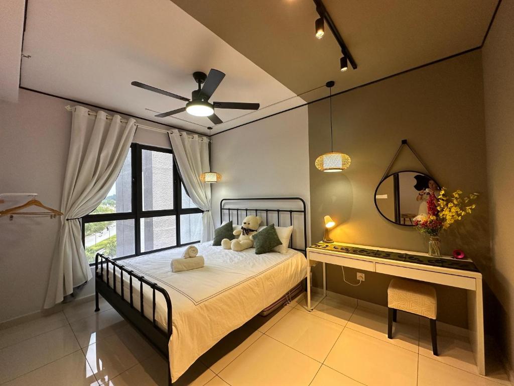 Giường trong phòng chung tại Chic Homestay with Mini Cafeteria at Gamuda Garden