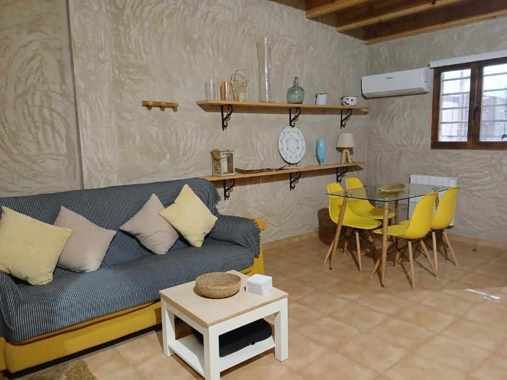 a living room with a couch and a table at Casita Sol in Villafamés