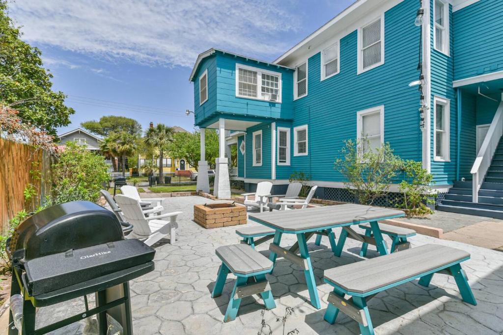 a backyard with a picnic table and a grill at 3 Room 2nd-Floor Suite near Beach, Pier, Strand in Galveston