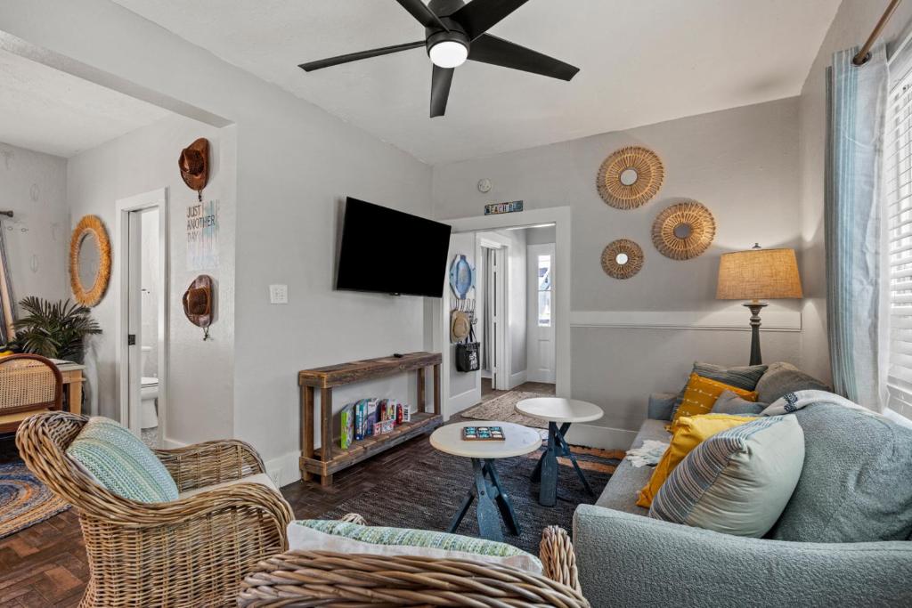 Μια τηλεόραση ή/και κέντρο ψυχαγωγίας στο Coastal Escape, Steps to Beach, Fire Pit