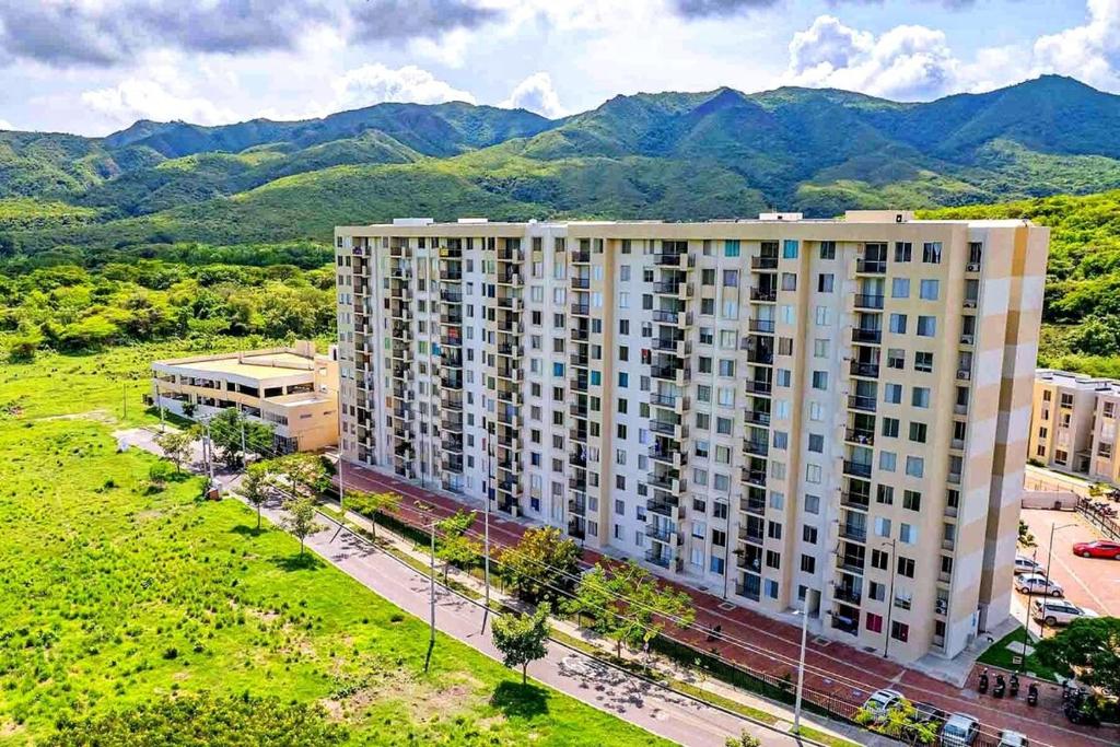 an aerial view of a building with mountains in the background at Apartamento Girardot in Girardot