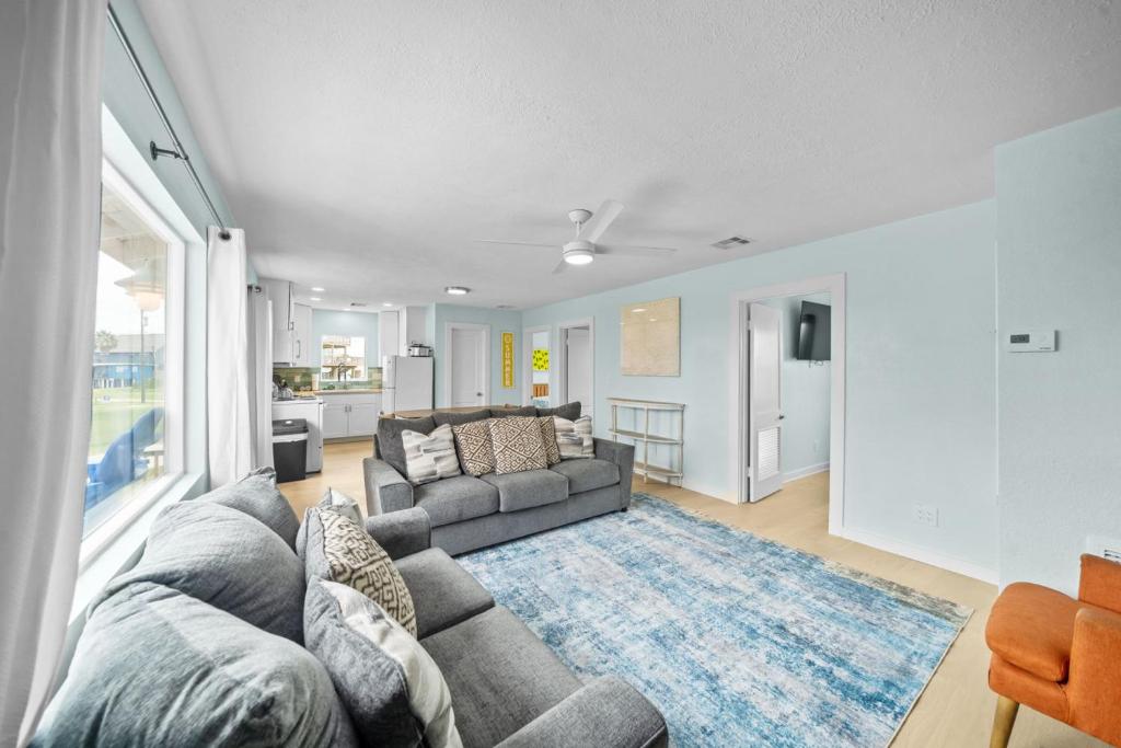 Χώρος καθιστικού στο Classic, Cozy Bungalow With Large Deck Near Beach