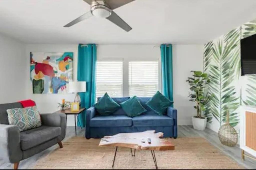 Χώρος καθιστικού στο Beach House with Huge Deck and Great Views