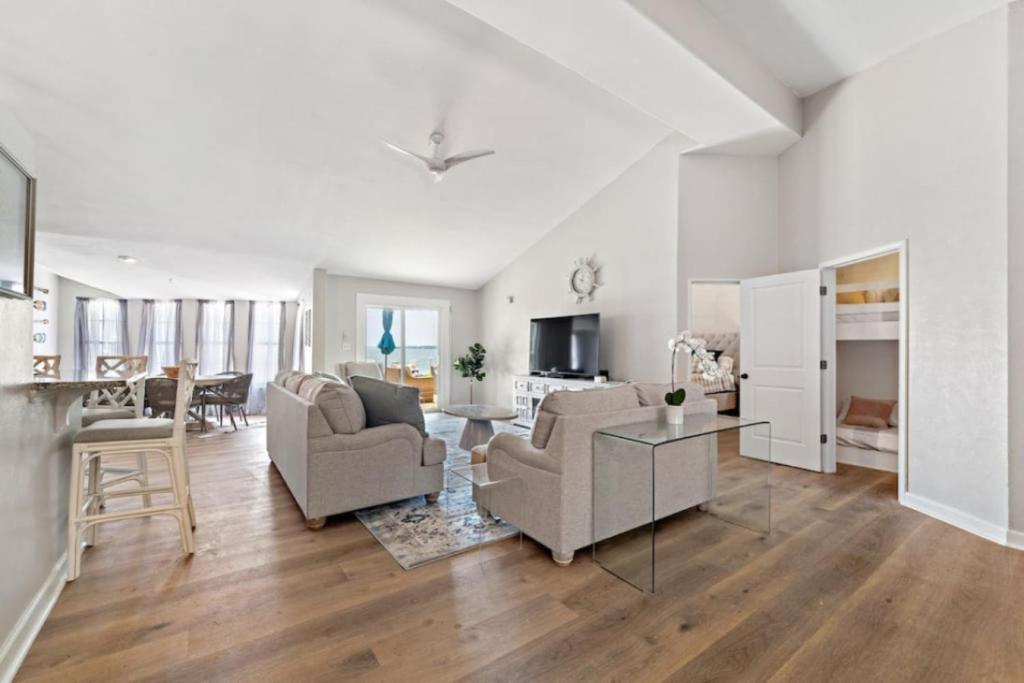 een woonkamer met twee banken en een tafel bij Lakefront home with Pool, Game Room and Dock in Blanchard