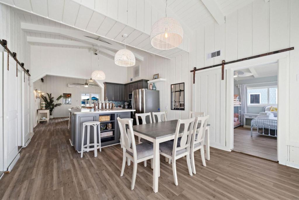 Kuchyň nebo kuchyňský kout v ubytování Beach house with fire pit, game room and massive deck with wonderful ocean views