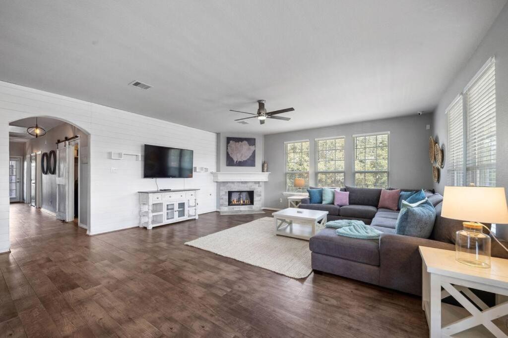 un soggiorno con divano e camino di Perfect Seabrook retreat just minutes from the bay with fire pit and Cowyboy soaking pool a Seabrook