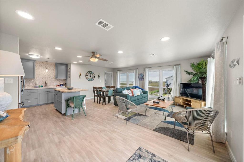 Η κουζίνα ή μικρή κουζίνα στο Cozy Beach Home, Short Walk to Water and Fishing Spots