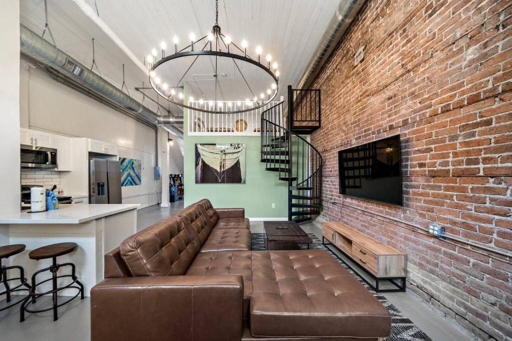 Телевизор и/или развлекательный центр в Historic and Central Downtown Galveston Flat