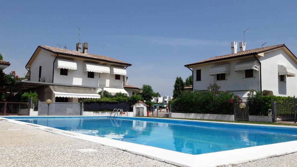 een zwembad voor twee huizen bij Villa Duna Verde in Duna Verde