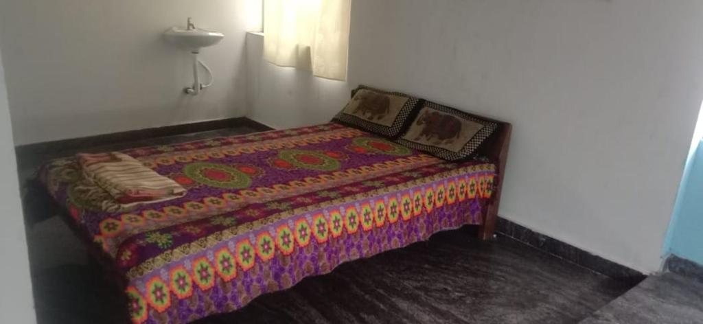 Ένα ή περισσότερα κρεβάτια σε δωμάτιο στο Six Face Guest House