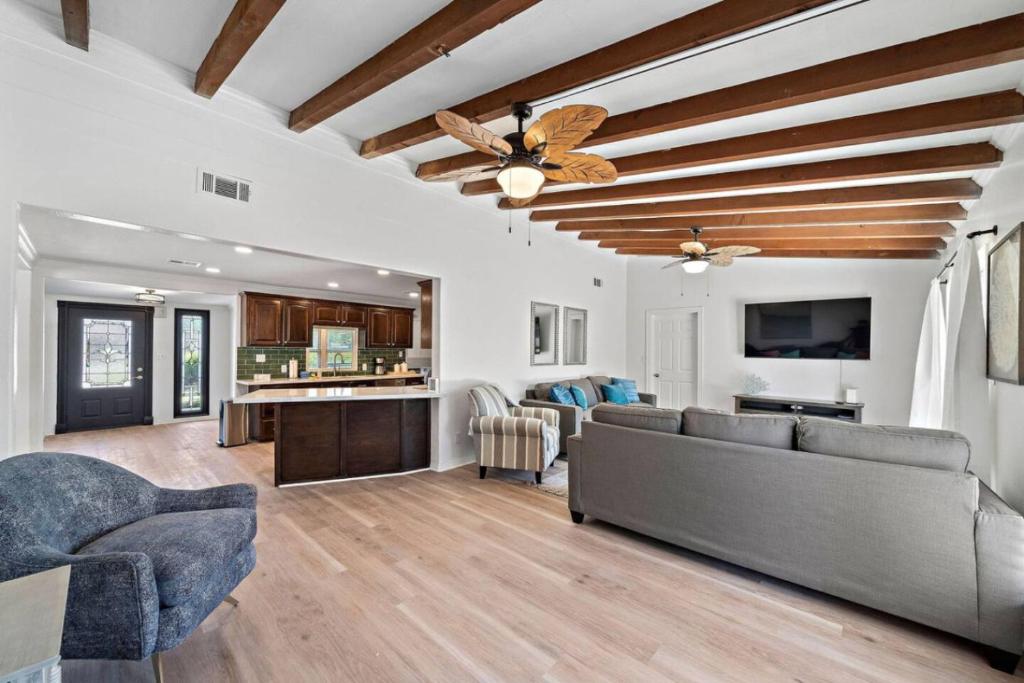 Televiisor ja/või meelelahutuskeskus majutusasutuses Sprawling estate with private pool and game room and guest house