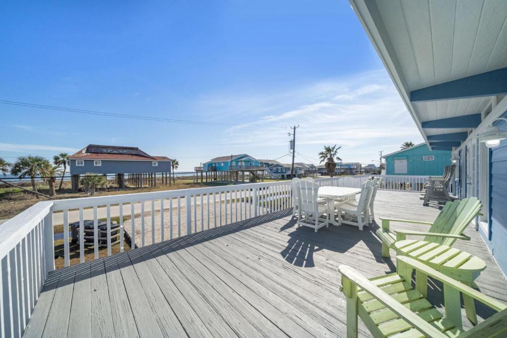 En balkon eller terrasse på Beach Bungalow with Large Yard and Spectacular Ocean Views