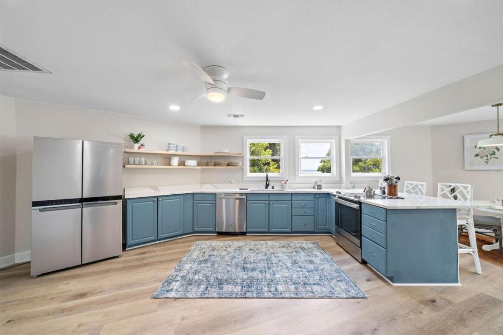 Kuchyň nebo kuchyňský kout v ubytování Unique lakefront home with private pier, stunning views, and a pool