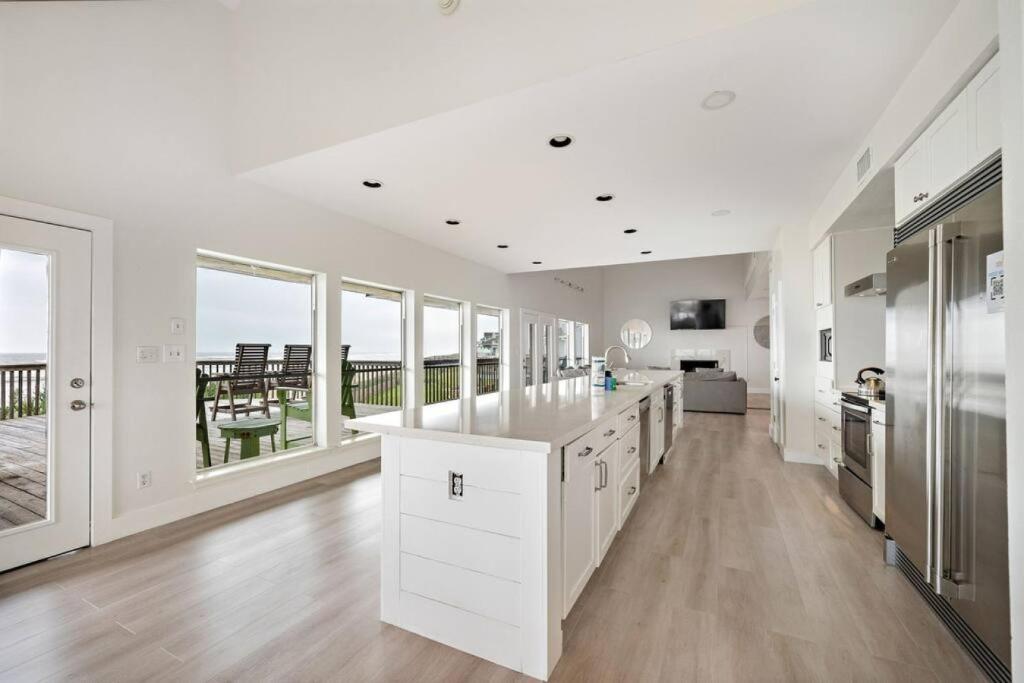 Beachfront estate with huge deck and gorgeous ocean views, Galveston ...