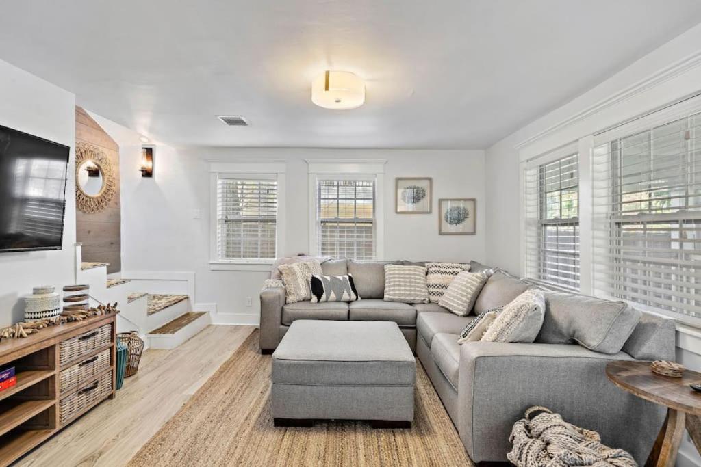 Un lugar para sentarse en Cute bungalow with massive deck and fire pit, walk to Kemah Boardwalk