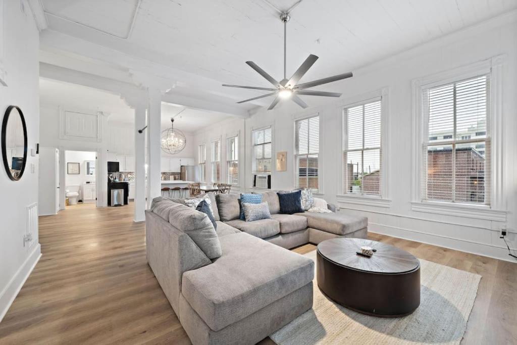 Гостиная зона в Historic Loft in the Heart of Downtown Galveston