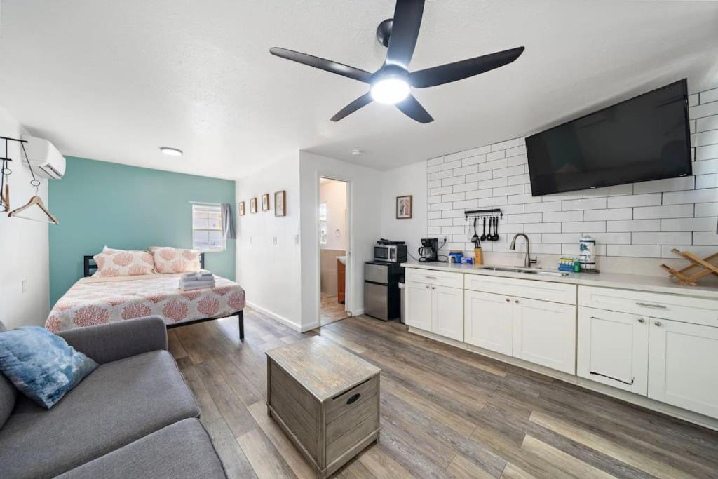 Ένα ή περισσότερα κρεβάτια σε δωμάτιο στο Studio condo near downtown and cruise terminal, across from the Seawall