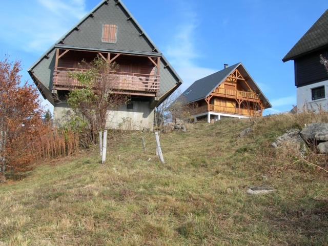 una casa grande en la cima de una colina en Chalet des cimes étoilées, en Chastreix