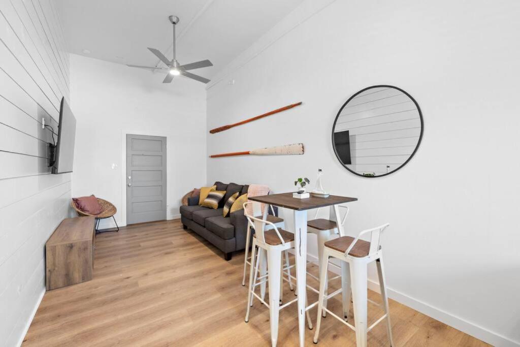 un soggiorno con un divano e un tavolo di Modern Downtown Galveston Loft, Walk to The Strand a Galveston