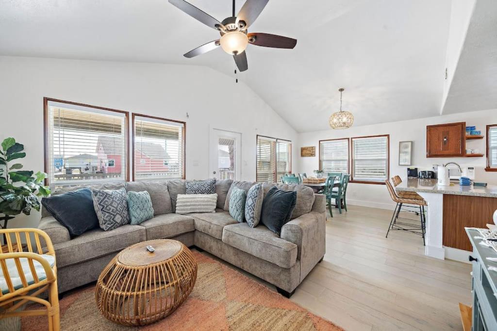 Χώρος καθιστικού στο Cozy beach house with ocean views, fire pit and game room