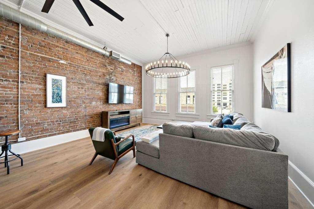 Χώρος καθιστικού στο Spacious Loft, Close to The Strand, Port, and Beach