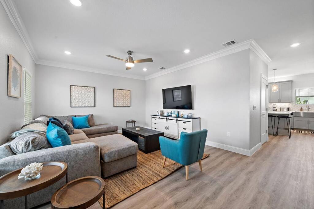 Μια τηλεόραση ή/και κέντρο ψυχαγωγίας στο Modern Beach House with Fire Pit and Swimming Pool