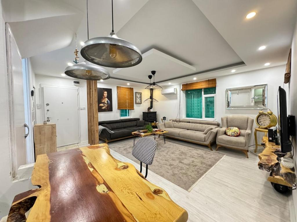 ein Wohnzimmer mit Sofa und Tisch in der Unterkunft Luxury villa in mountain in Geyikbayırı